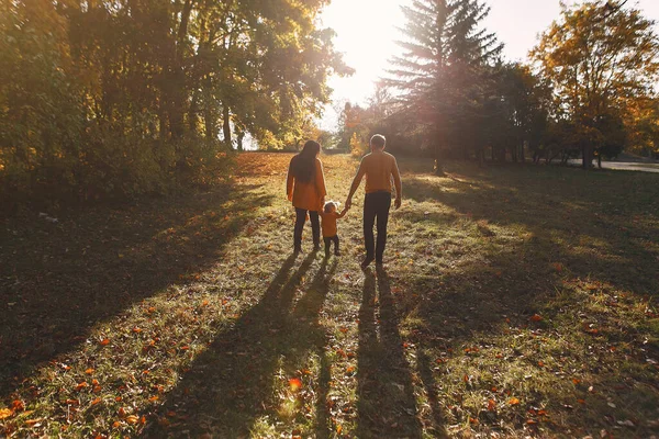 Familj med liten dotter i en höstpark — Stockfoto