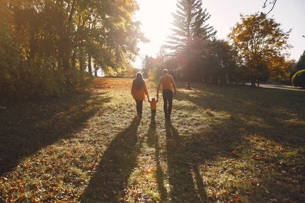 Familia con hija pequeña en un parque de otoño — Foto de Stock