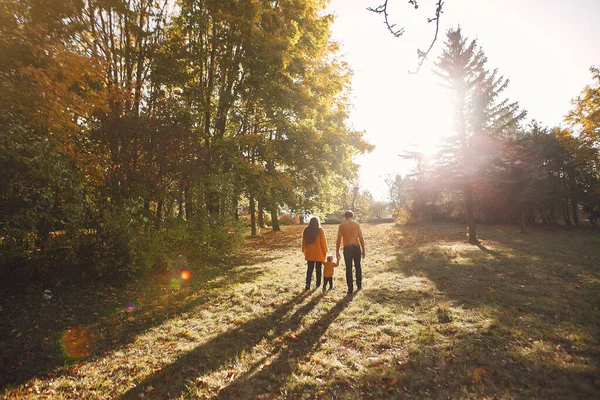 Familia con hija pequeña en un parque de otoño — Foto de Stock