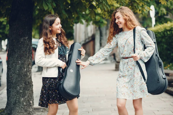 Chicas hermosas y románticas en un parque con un violín —  Fotos de Stock