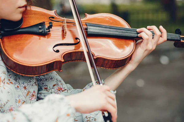 Menina bonita em um parque de verão com um violino — Fotografia de Stock