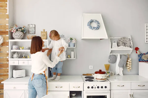 Mère avec petite fille s'amuser à la maison — Photo