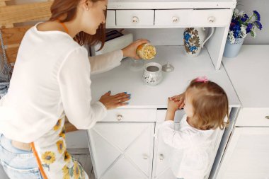 Anne ve küçük kızı evde eğleniyorlar.