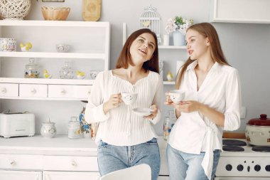 Evde çay içen iki kız arkadaş.