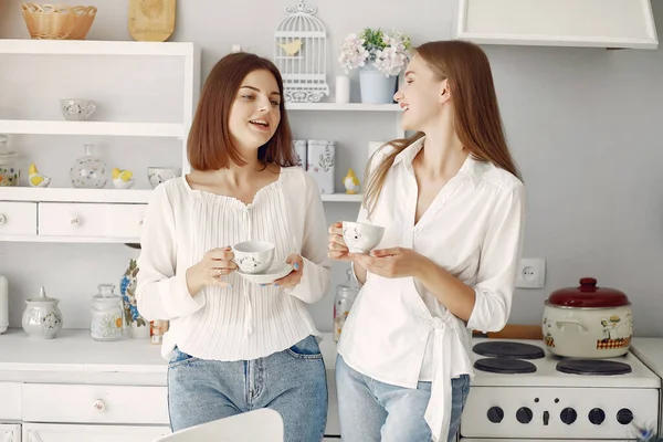 Duas namoradas bebendo chá em casa — Fotografia de Stock