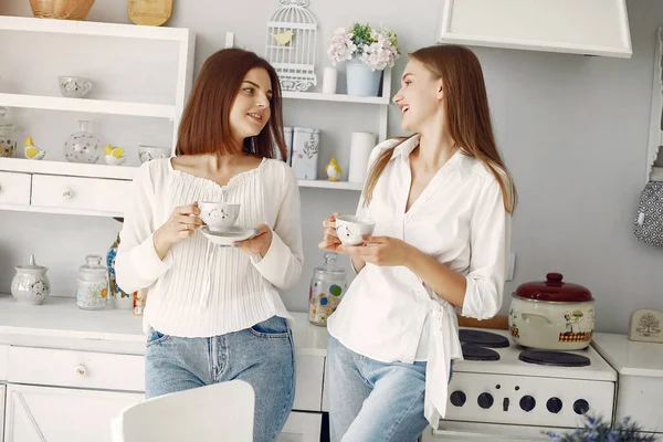 家でお茶を飲む二人のガールフレンド — ストック写真