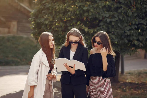 大学のキャンパスに立っている3人の学生 — ストック写真