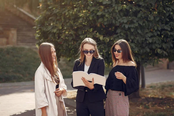 大学のキャンパスに立っている3人の学生 — ストック写真