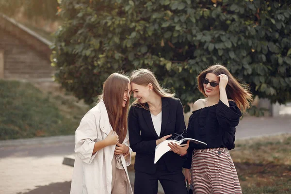 Drei Studenten stehen auf einem Universitätscampus — Stockfoto