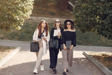 Üniversite kampüsünde üç öğrenci var.