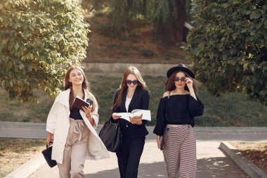 Üniversite kampüsünde üç öğrenci var.