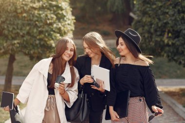 Üniversite kampüsünde üç öğrenci var.