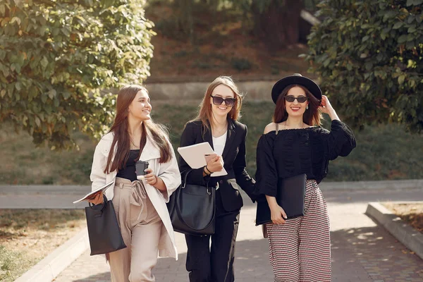 Drei Studenten stehen auf einem Universitätscampus — Stockfoto