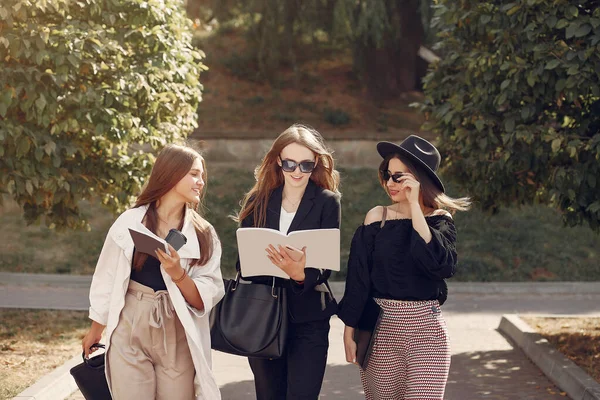 Drei Studenten stehen auf einem Universitätscampus — Stockfoto