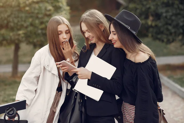 Three students standing in a university campus — Stock Photo, Image