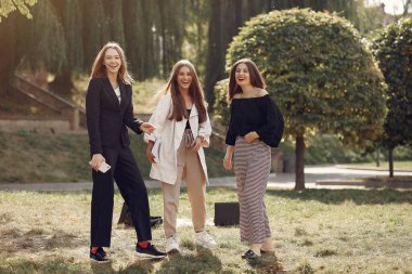 Üniversite kampüsünde üç öğrenci var.