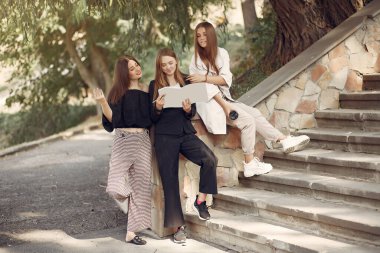 Üniversite kampüsünde üç öğrenci var.