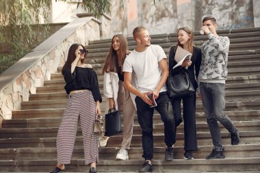 Üniversite kampüsünde beş öğrenci.