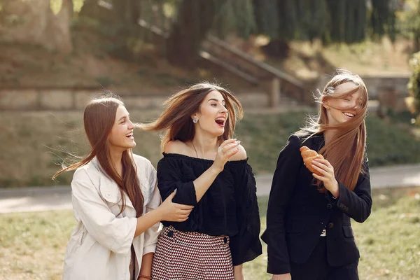 Three students walks in a university campus — Stock Photo, Image