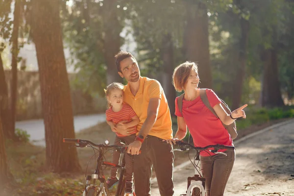 Familia con bicicleta en un parque de verano —  Fotos de Stock