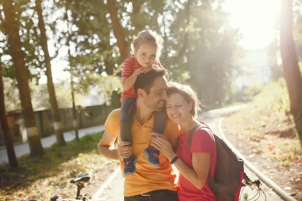 Familia con bicicleta en un parque de verano — Foto de Stock