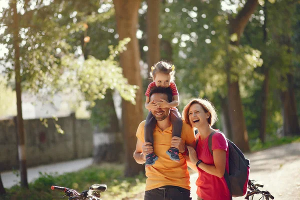 Familia con bicicleta en un parque de verano —  Fotos de Stock