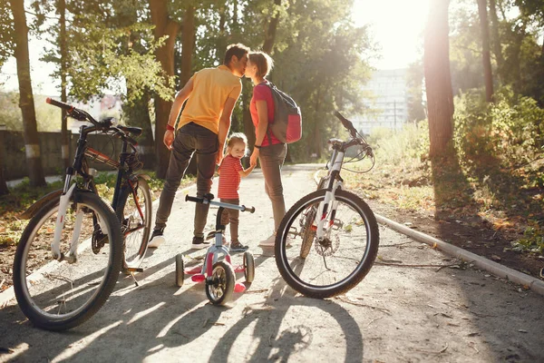 Familia con bicicleta en un parque de verano —  Fotos de Stock