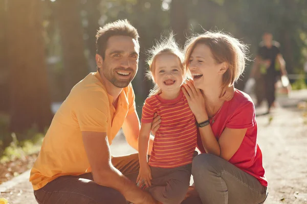 Família bonito jogando em um parque de verão — Fotografia de Stock