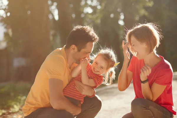 Cute rodziny gry w parku letnim — Zdjęcie stockowe