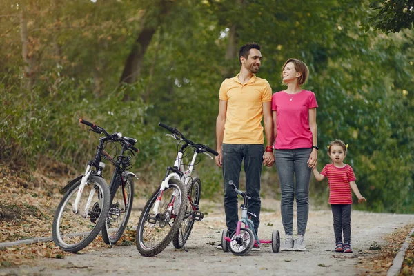 Famille avec un vélo dans un parc d'été — Photo