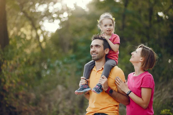 Família bonito jogando em um parque de verão — Fotografia de Stock