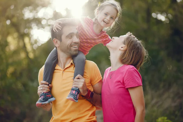 Linda familia jugando en un parque de verano — Foto de Stock