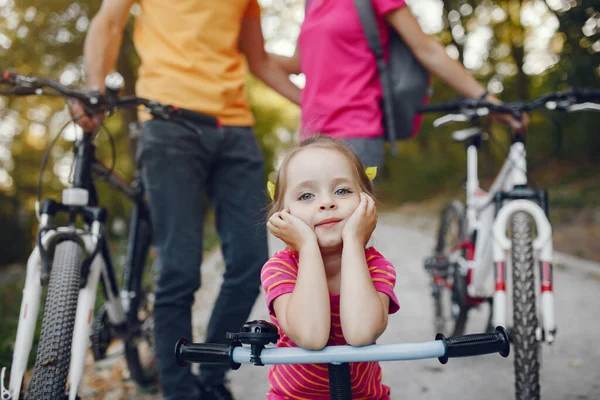 Семья с велосипедом в летнем парке — стоковое фото