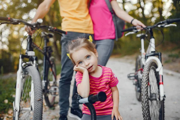 Familia con bicicleta en un parque de verano —  Fotos de Stock