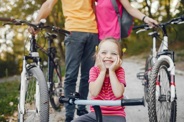 Familia con bicicleta en un parque de verano —  Fotos de Stock