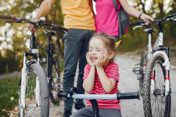 Familia con bicicleta en un parque de verano —  Fotos de Stock