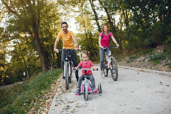Familia con bicicleta en un parque de verano —  Fotos de Stock