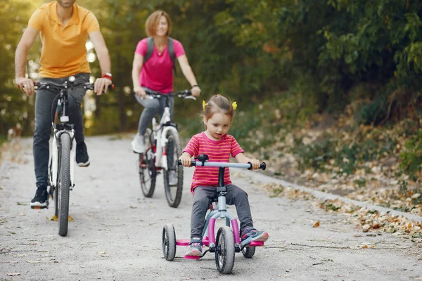 Familia con bicicleta en un parque de verano —  Fotos de Stock