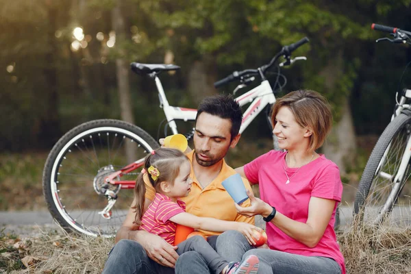 Familia con bicicleta en un parque de verano —  Fotos de Stock