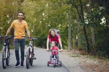 Yaz parkında bisikletli bir aile