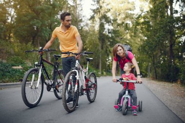Yaz parkında bisikletli bir aile