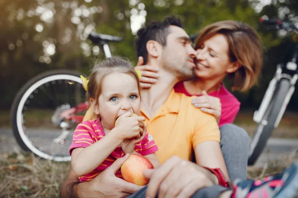 Famille avec un vélo dans un parc d'été — Photo