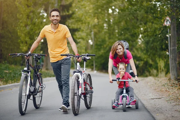 Familia con bicicleta en un parque de verano —  Fotos de Stock