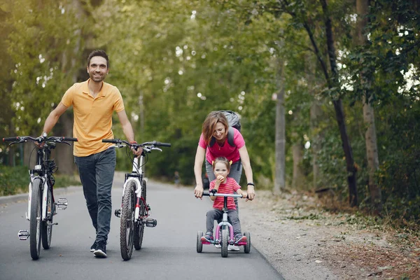 Familia con bicicleta en un parque de verano — Foto de Stock