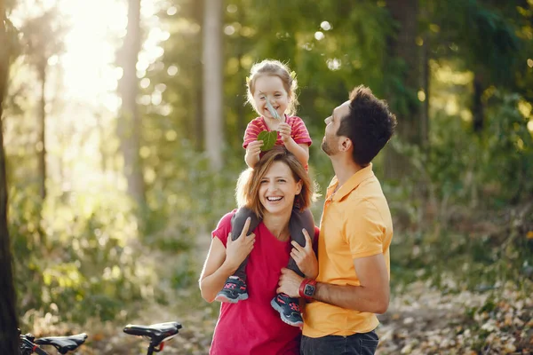 Família bonito jogando em um parque de verão — Fotografia de Stock