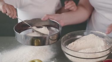 Mutfakta bir aile Kurabiye için hamur pişirir