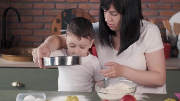 Сім'я на кухні готує тісто для печива — стокове відео