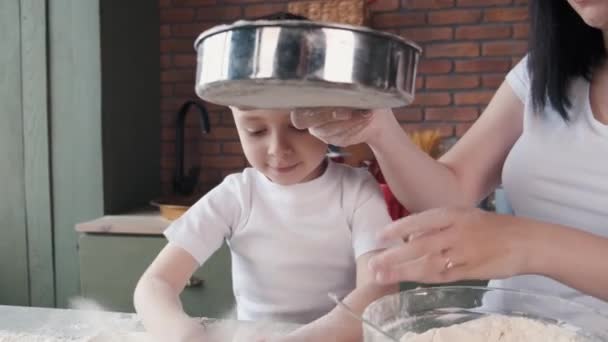 Familie in der Küche kocht Teig für Plätzchen — Stockvideo