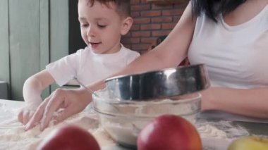 Mutfakta bir aile Kurabiye için hamur pişirir
