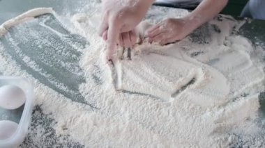 Mutfakta bir aile Kurabiye için hamur pişirir